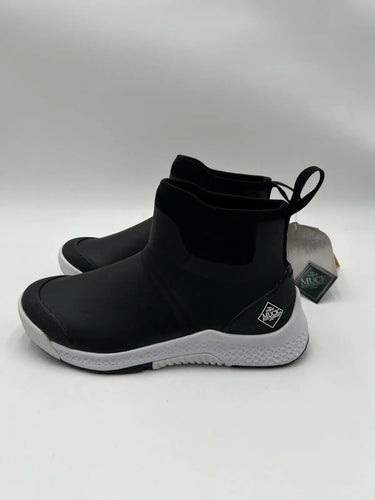 Women’s Muck Boot Outscape Chelsea boots Blafk / white sole Size 6 Muck
