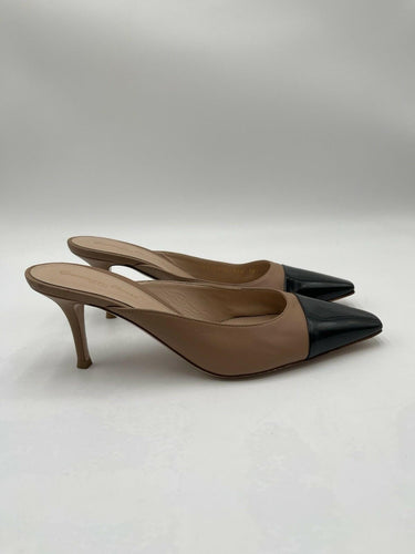 Gianvito Rossi patent leather cap-toe mules in beige and black Size 38.5 GIANVITO ROSSI