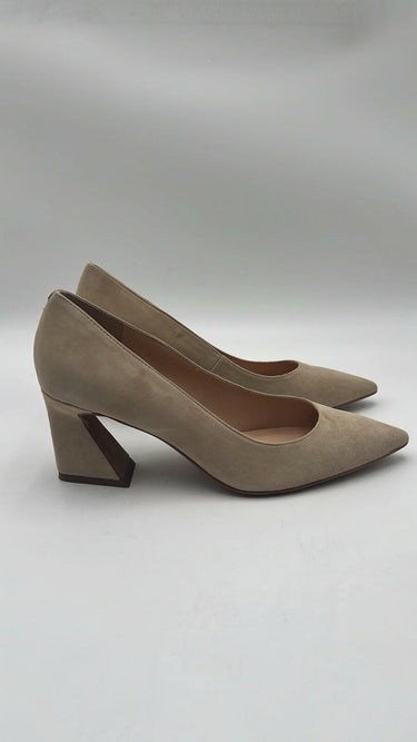 Vince Camuto Women's Hailenda Beige Suede Size 8M Vince Camuto