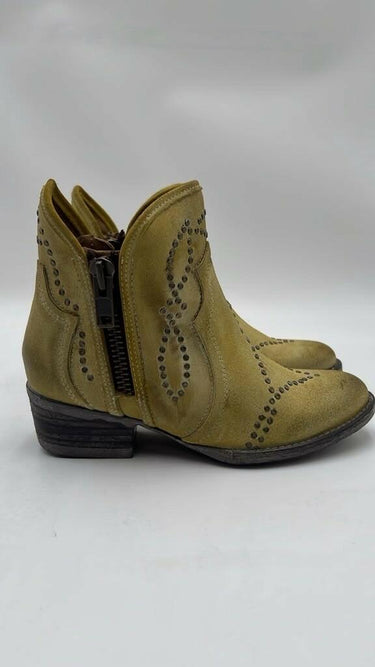 Circle G ankle booties distressed leather silver stud Yellow Size 7M Circle G