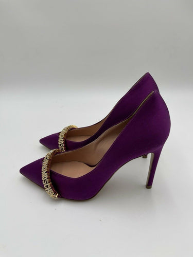 Moschino logo lettering satin pumps in purple Size 36