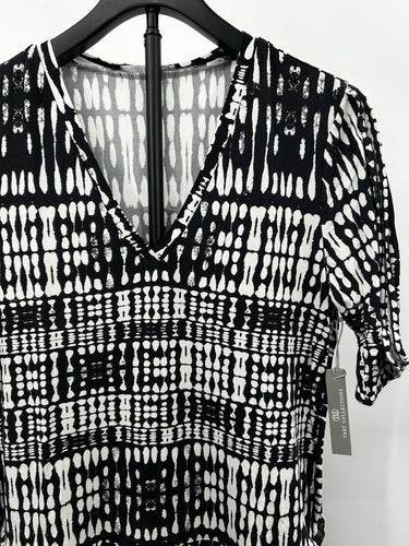 Tarte Collections black and white abstract pattern with a V-neckline Size S Abstract