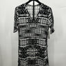 Tarte Collections black and white abstract pattern with a V-neckline Size S Abstract