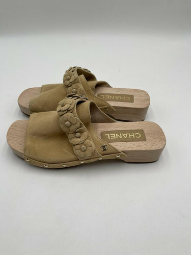 Women’s Chanel 22P camellia accent Flower clogs in beige Suede Size 38