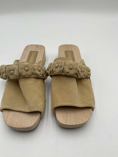 Women’s Chanel 22P camellia accent Flower clogs in beige Suede Size 38