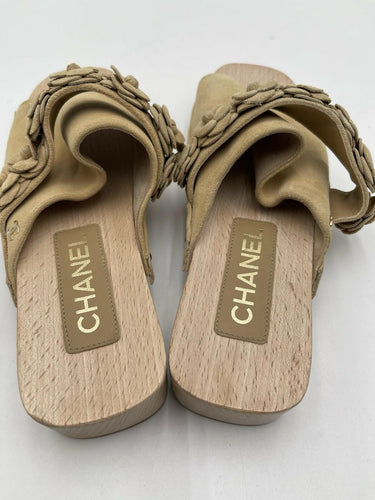 Women’s Chanel 22P camellia accent Flower clogs in beige Suede Size 38